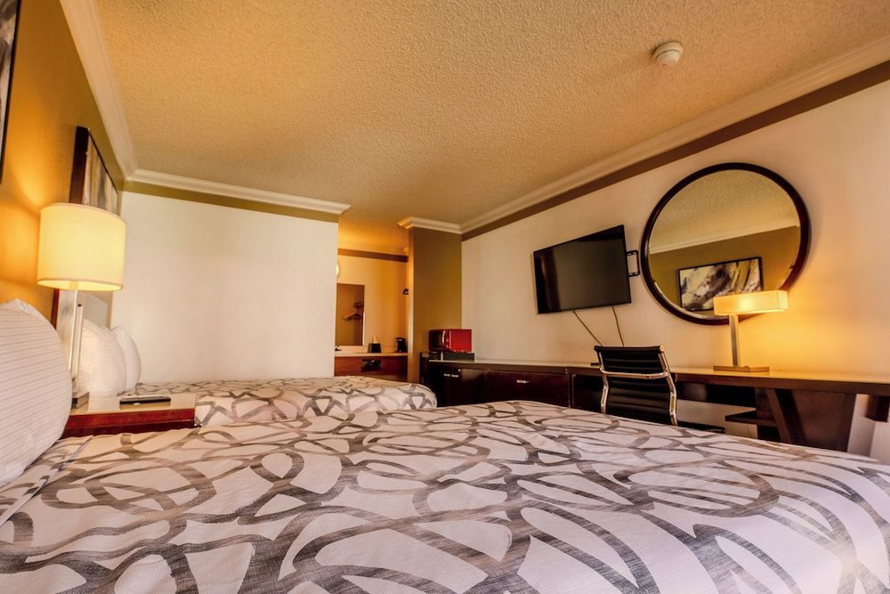 National 9 Inn Standard Double Room, 2 Queen Beds, Courtyard View