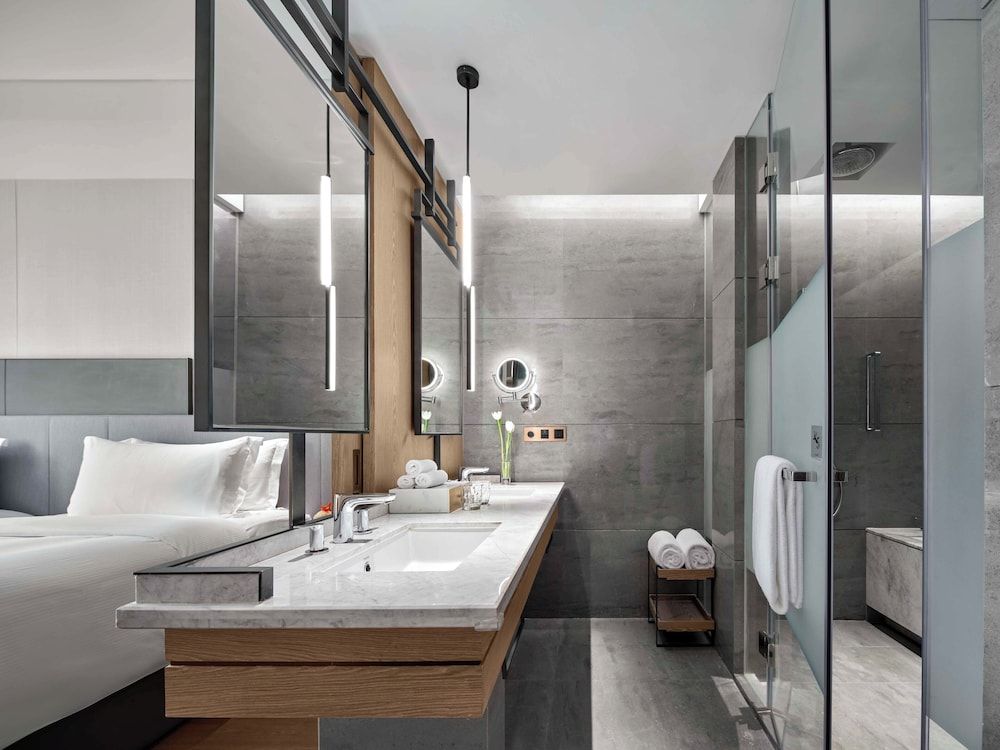 undefined Hangzhou Huaxia Center Hotel, Vignette Collection by IHG 3