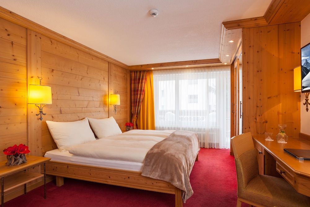 Hotel Holiday Standard Double Room, Balcony, Mountain View 3
