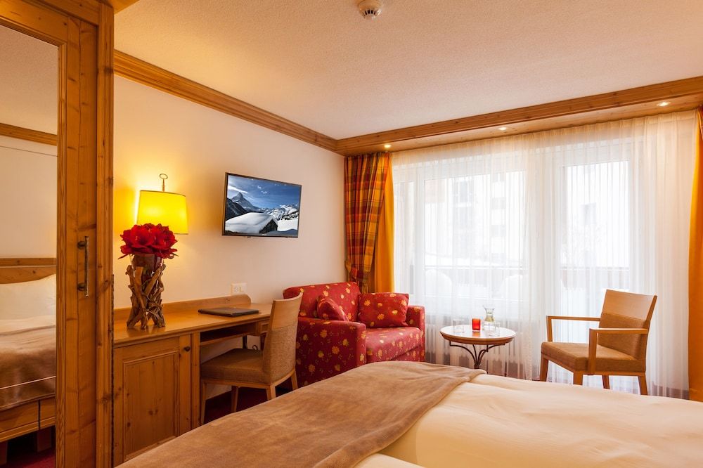 undefined Hotel Holiday 4