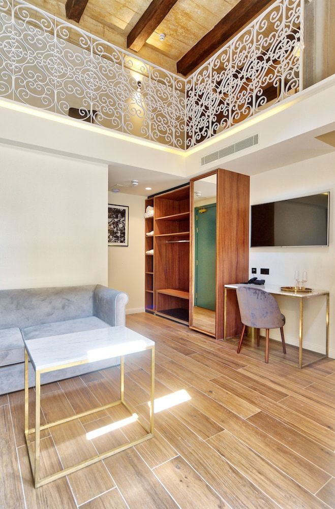 23 Boutique Deluxe Duplex (Suite 8) 3