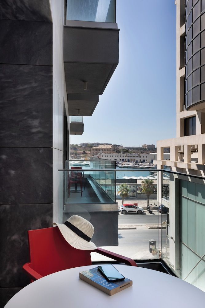 Verdi Gzira Promenade Deluxe Twin Room 4