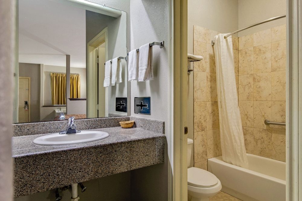 Executive Inn & Suites Room, 1 King Bed, Smoking 7