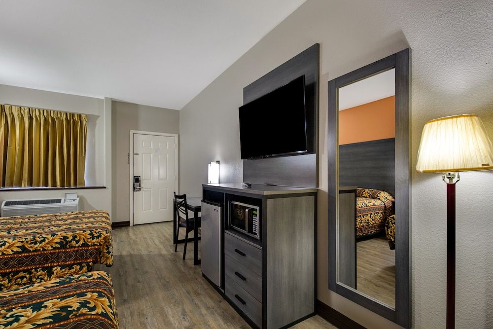 Executive Inn & Suites Room, 2 Queen Beds, Smoking 7
