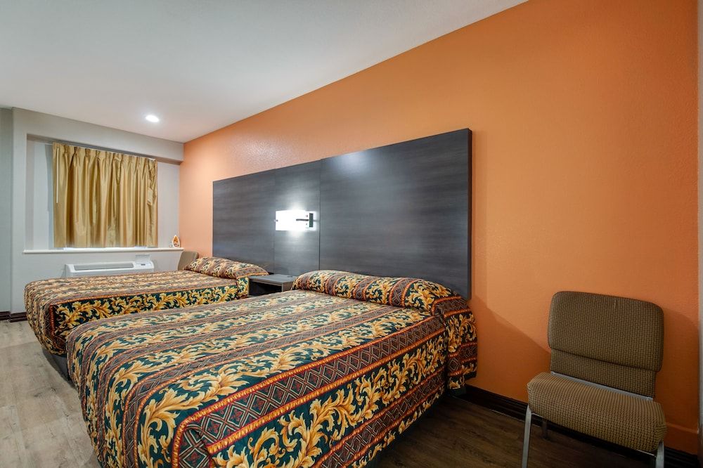 Executive Inn & Suites Room, 2 Queen Beds, Smoking 3