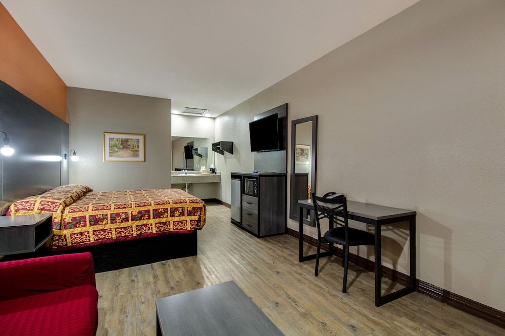 Executive Inn & Suites Room, 1 King Bed, Smoking 2