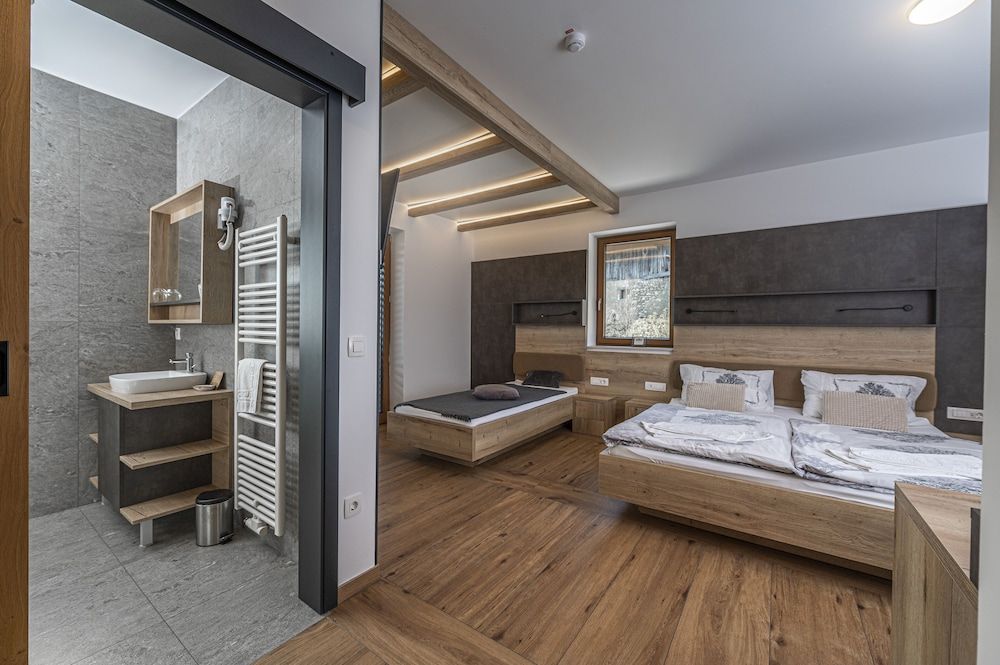 Veldes B&B Deluxe Triple Room