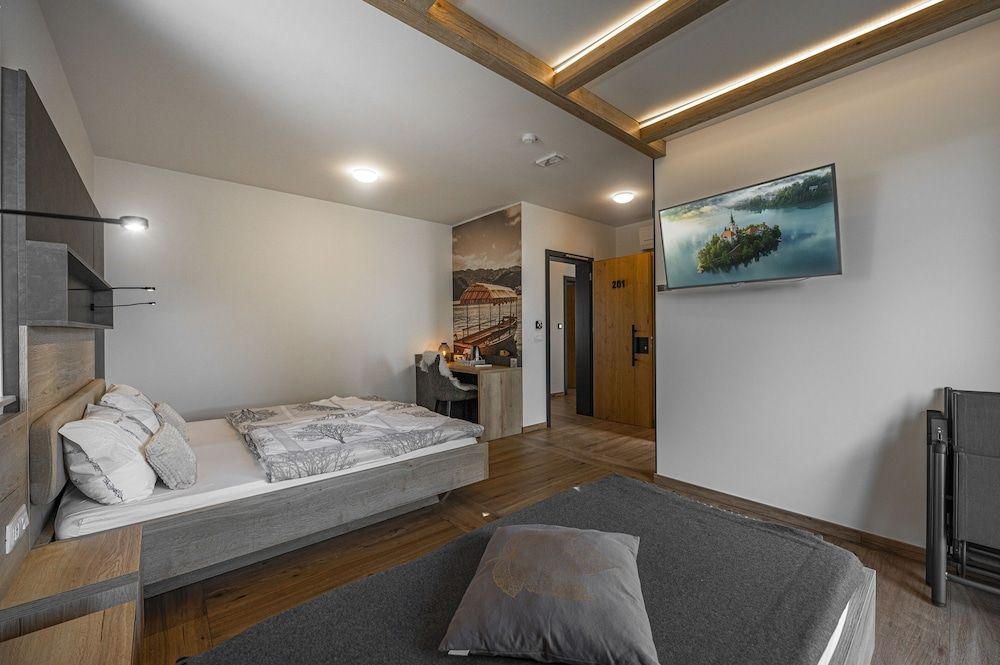 Veldes B&B Deluxe Triple Room 3