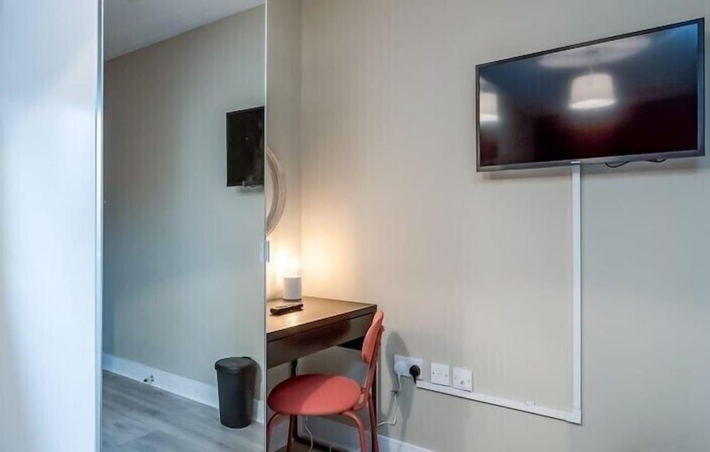 Central Belfast Apartments: Victoria Family Apartment, Ensuite (3-Bedroom) 9
