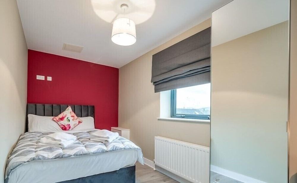 Central Belfast Apartments: Victoria Family Apartment, Ensuite (3-Bedroom) 4