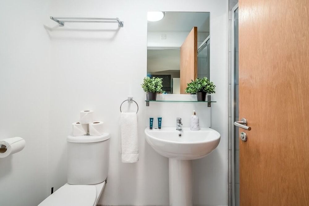 Central Belfast Apartments: Victoria Family Apartment, Ensuite (3-Bedroom) 6