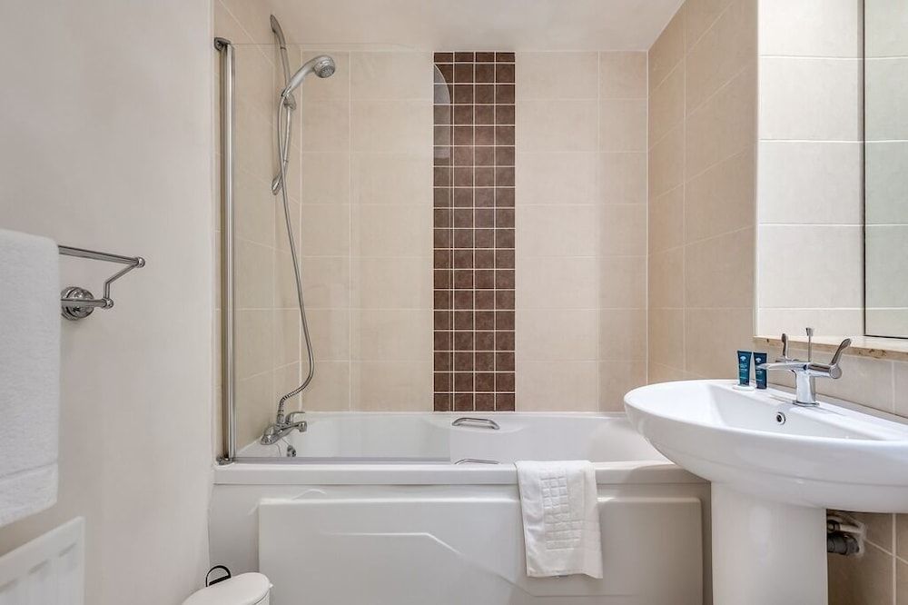 Central Belfast Apartments: Victoria Superior Apartment, Private Bathroom (City Centre 2-Bed) 14