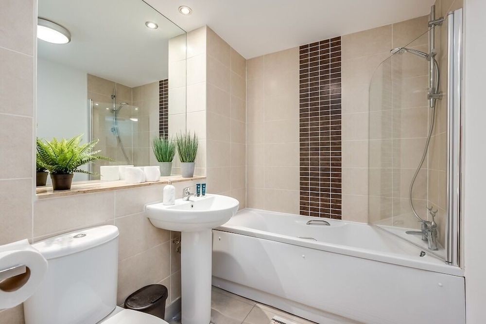 Central Belfast Apartments: Victoria Family Apartment, Ensuite (3-Bedroom) 8