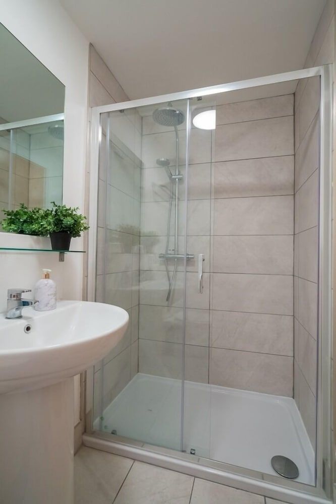 Central Belfast Apartments: Victoria Family Apartment, Ensuite (3-Bedroom) 7