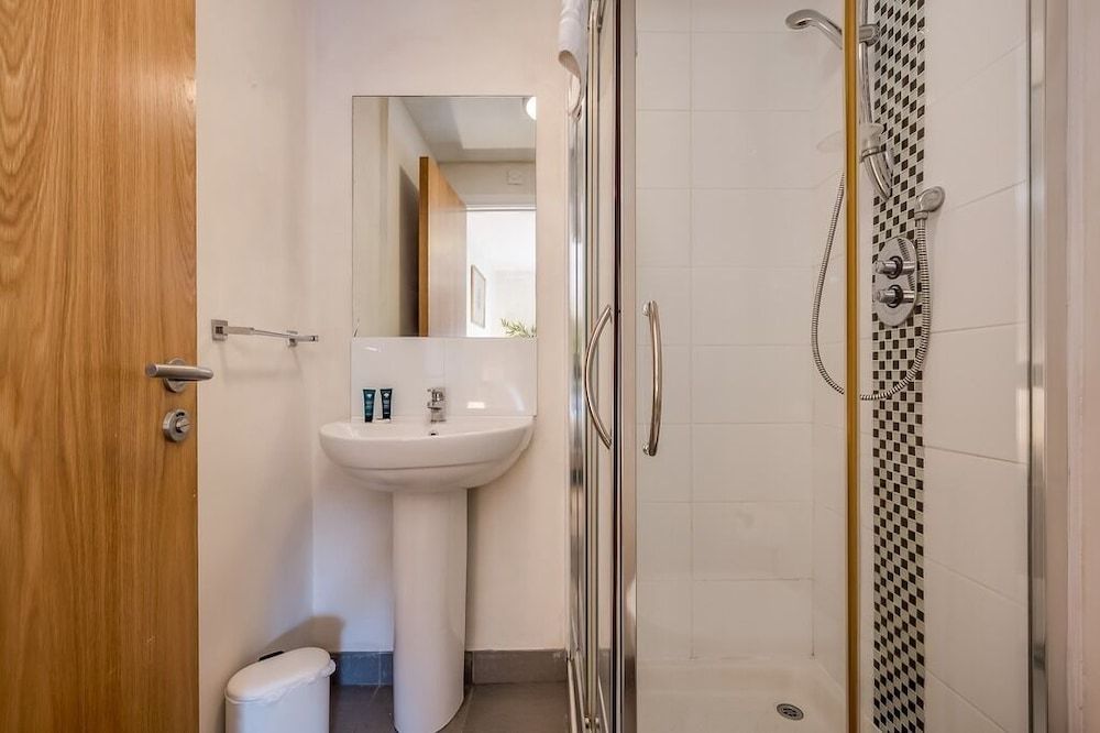 Central Belfast Apartments: Victoria Superior Apartment, Private Bathroom (City Centre 2-Bed) 12