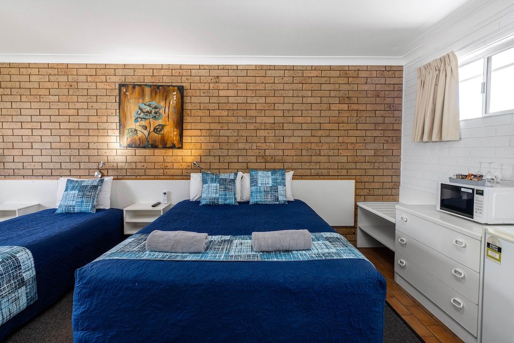 Leichhardt Motor Inn Triple Room, Multiple Beds 3