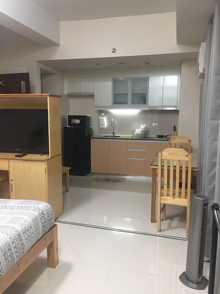 101 Newport Condo Across the Airport Classic Condo 11