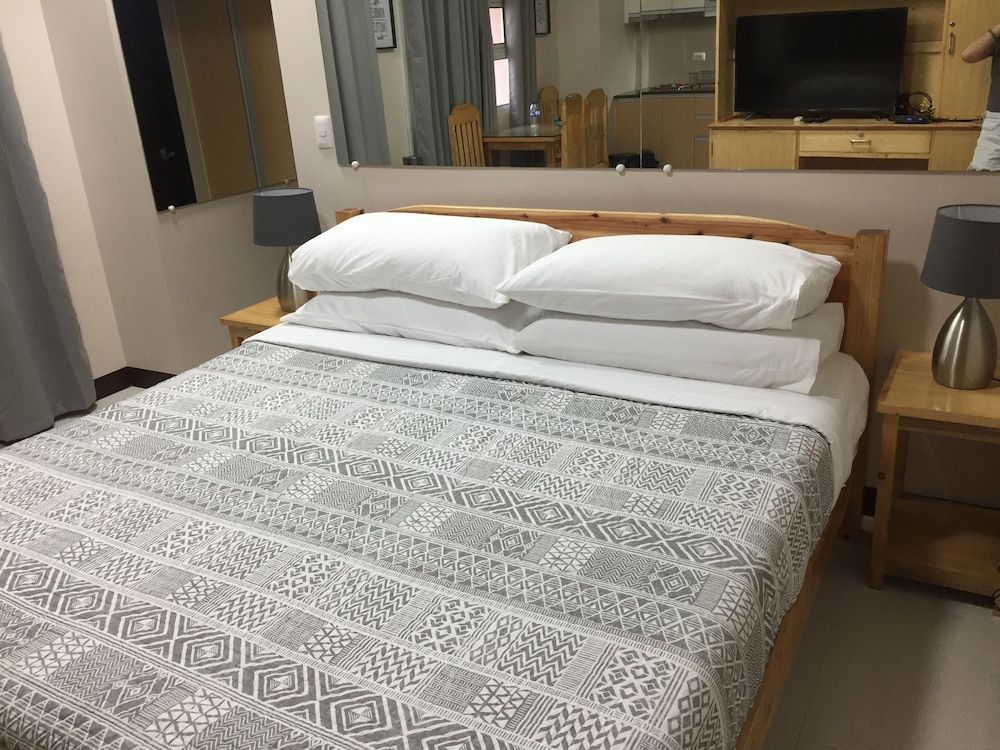 101 Newport Condo Across the Airport Classic Condo 4