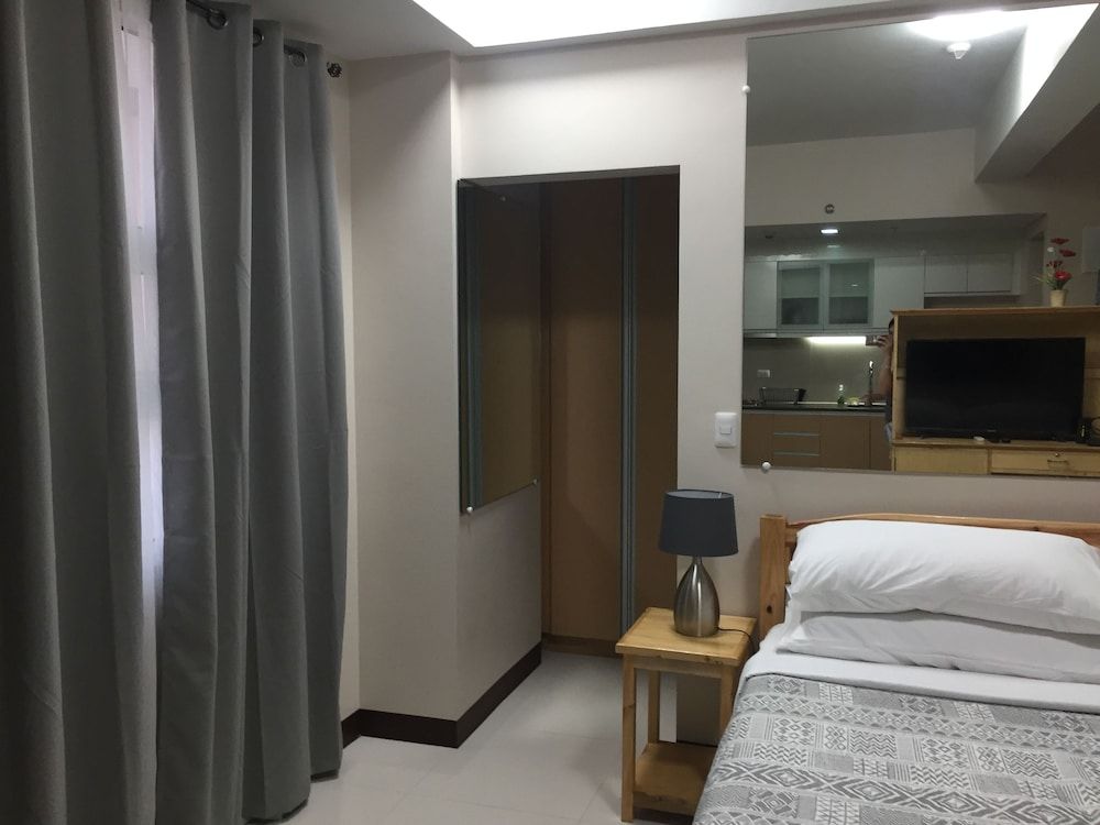 101 Newport Condo Across the Airport Classic Condo 3