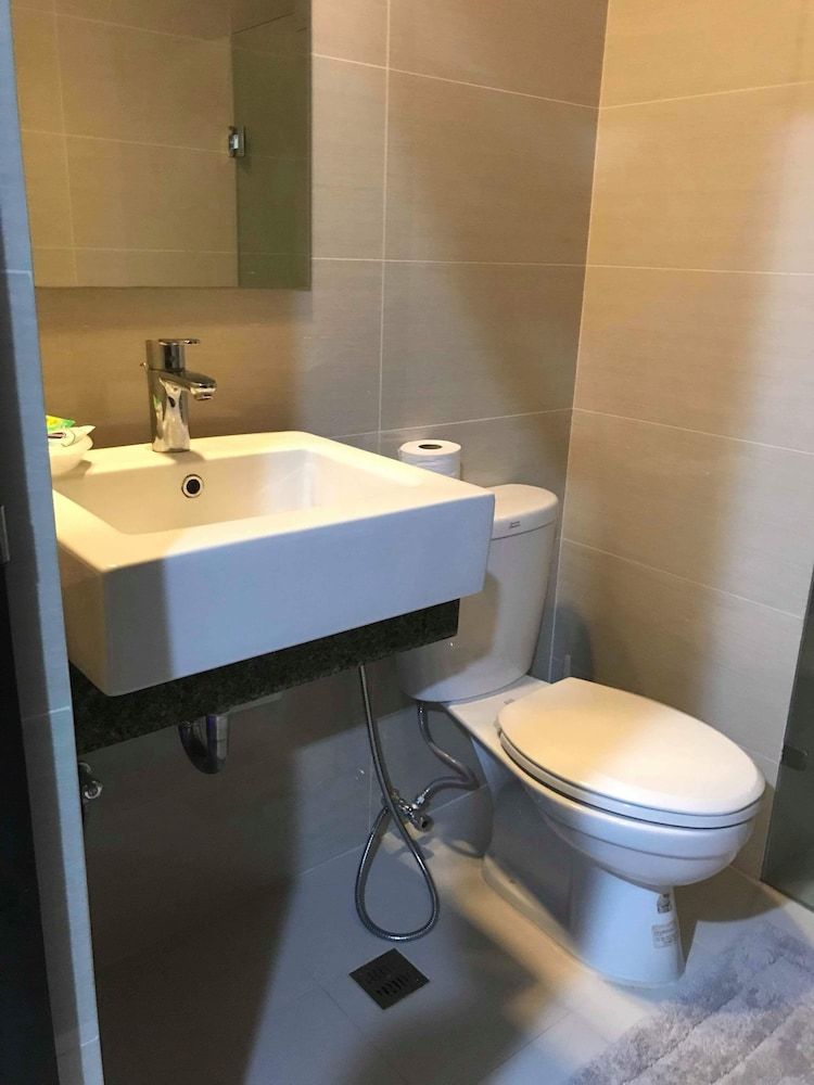 101 Newport Condo Across the Airport Classic Condo 9