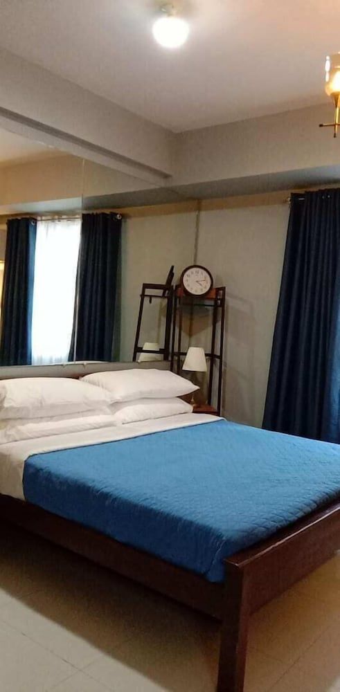 101 Newport Condo Across the Airport Design Condo