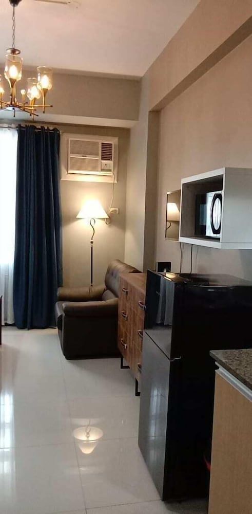 101 Newport Condo Across the Airport Design Condo 4