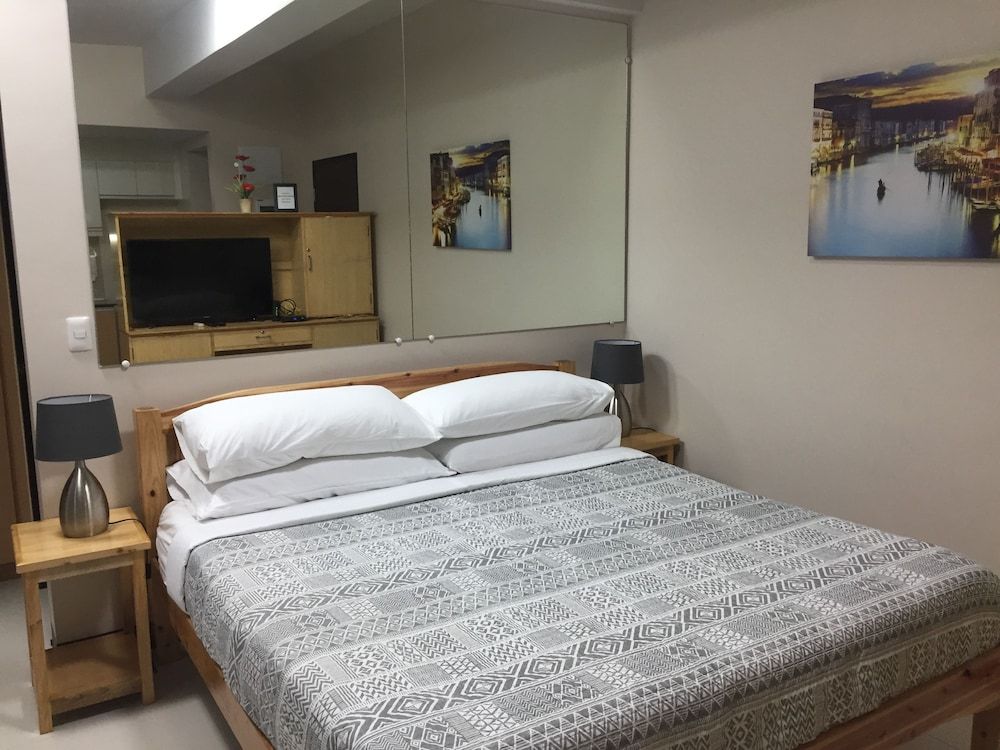 101 Newport Condo Across the Airport Classic Condo 6