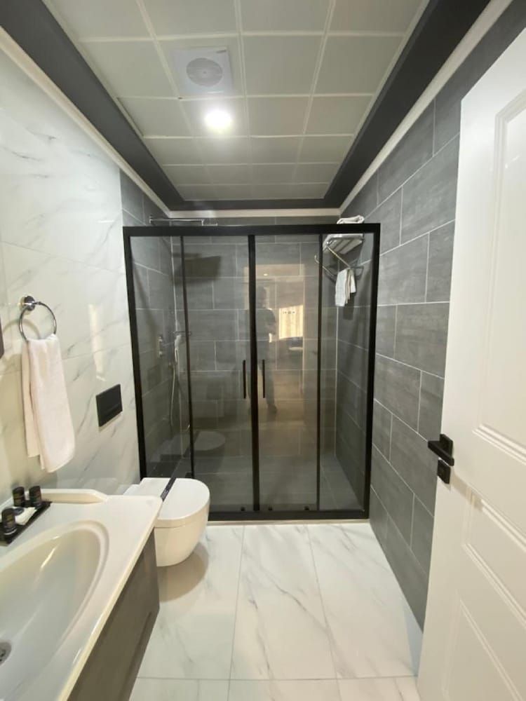 Nenessa Hotel Family Room 3