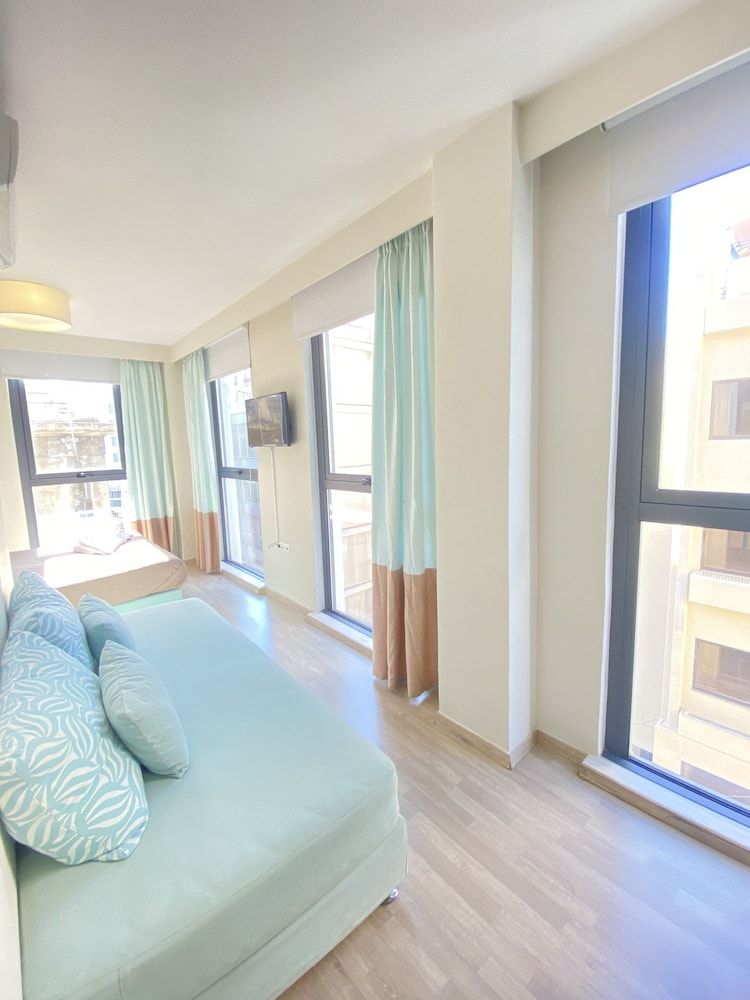 Tins Hotel City Deluxe Queen Suite, City View 9