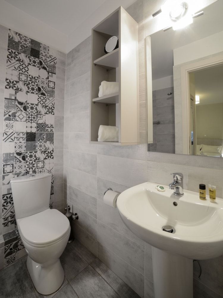 Tins Hotel City Premium Room 6