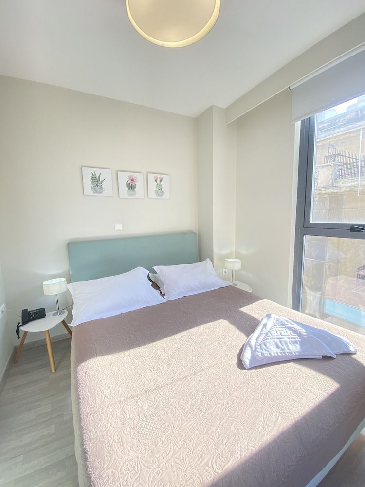 Tins Hotel City Deluxe Queen Suite, City View 10