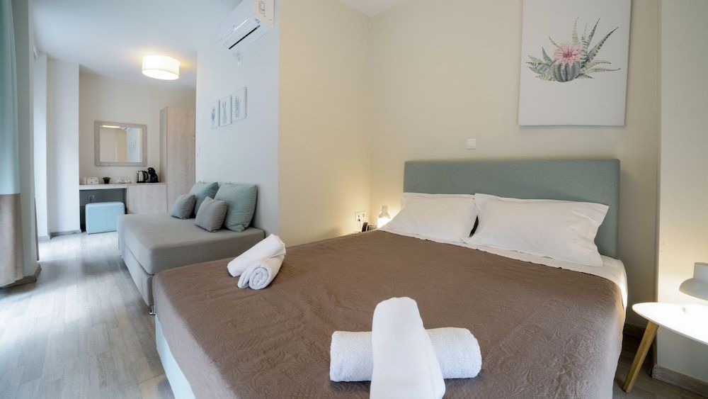 Tins Hotel City Deluxe Queen Suite, City View 8