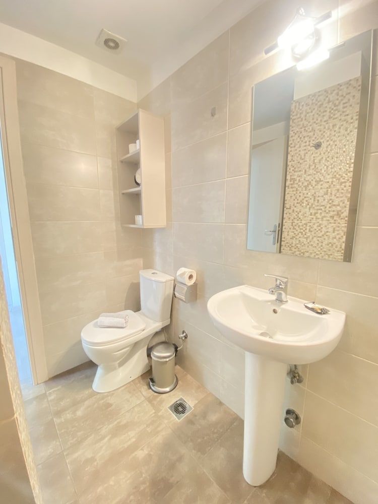 Tins Hotel City Deluxe Queen Suite, City View 14