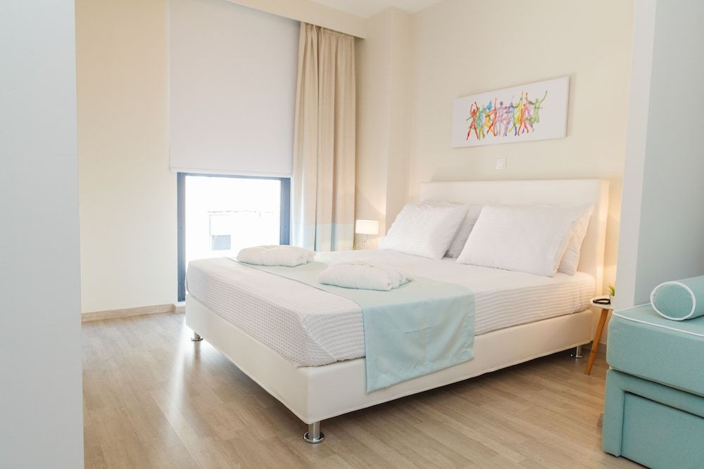 undefined Tins Hotel City 7