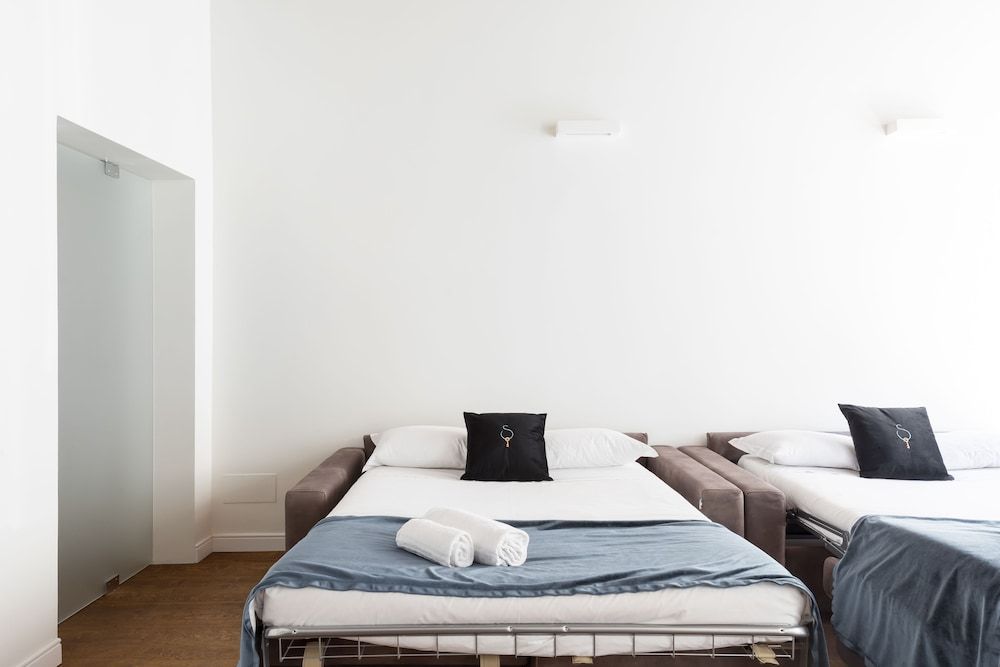 undefined A World Aparts - 104 Frattina 8