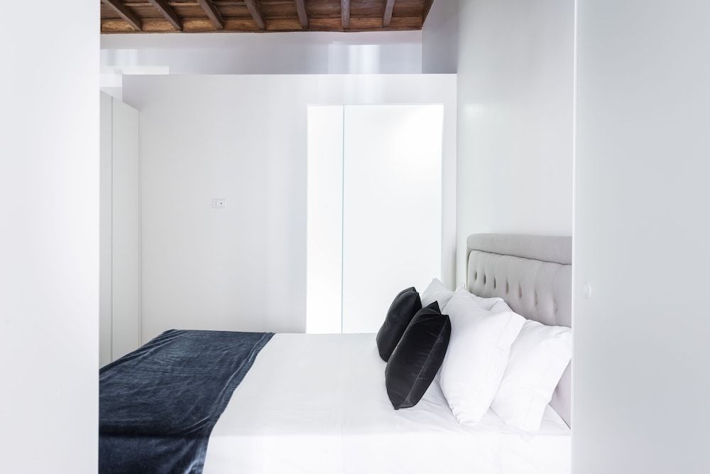 undefined A World Aparts - 104 Frattina 5