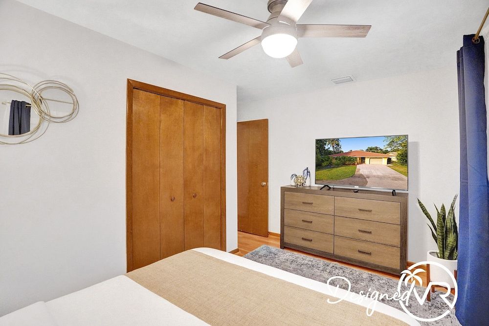 Stunning Waterfront 3BR with Heated POOL House 4