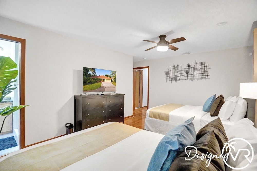 Stunning Waterfront 3BR with Heated POOL House 7