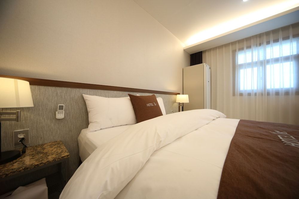 Hotel J's Premier Room - Breakfast for 1(except Sunday & PH), More than 2 nights stay, Free Laundry(Limited) 4