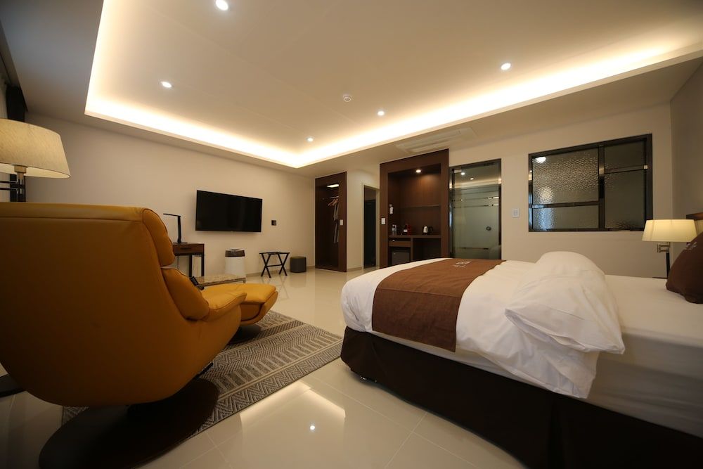 Hotel J's Premier Room - Breakfast for 1(except Sunday & PH), More than 2 nights stay, Free Laundry(Limited)