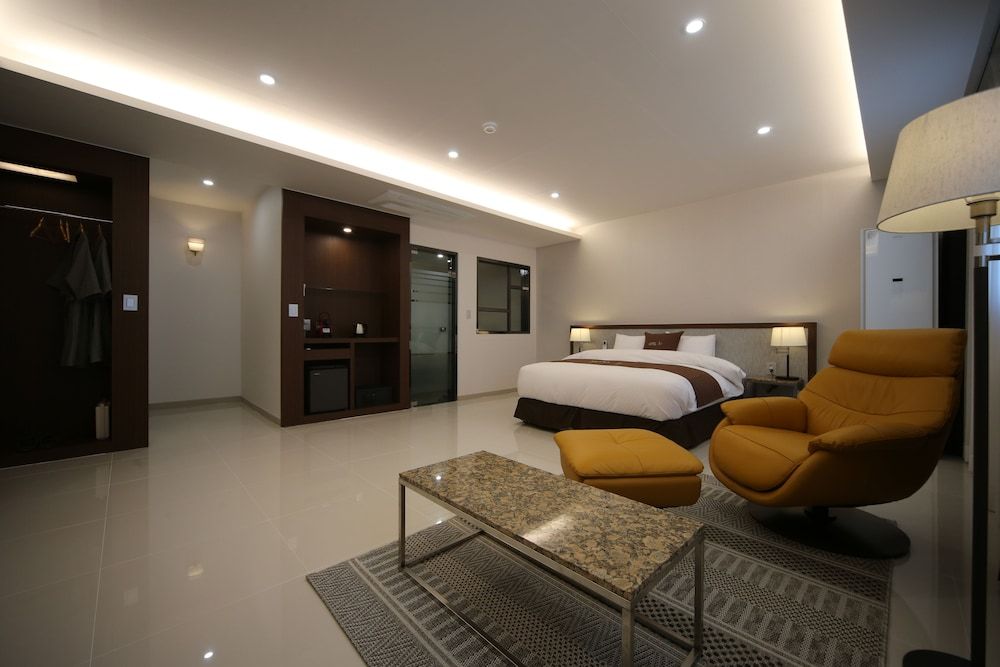 Hotel J's Premier Room - Breakfast for 1(except Sunday & PH), More than 2 nights stay, Free Laundry(Limited) 3
