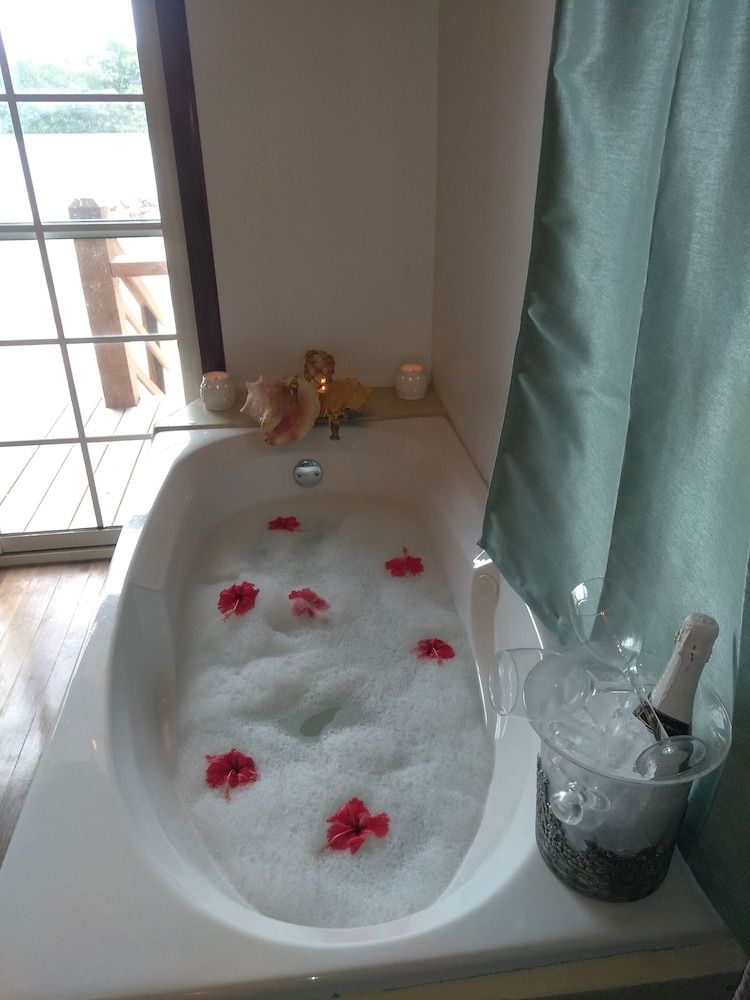 Sea Side Chateau Romantic Cabin, 1 Bedroom, Jetted Tub, Sea View 8