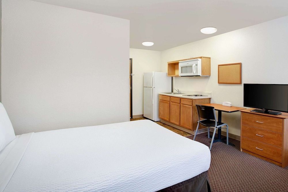 Suite, 1 Queen Bed, Smoking