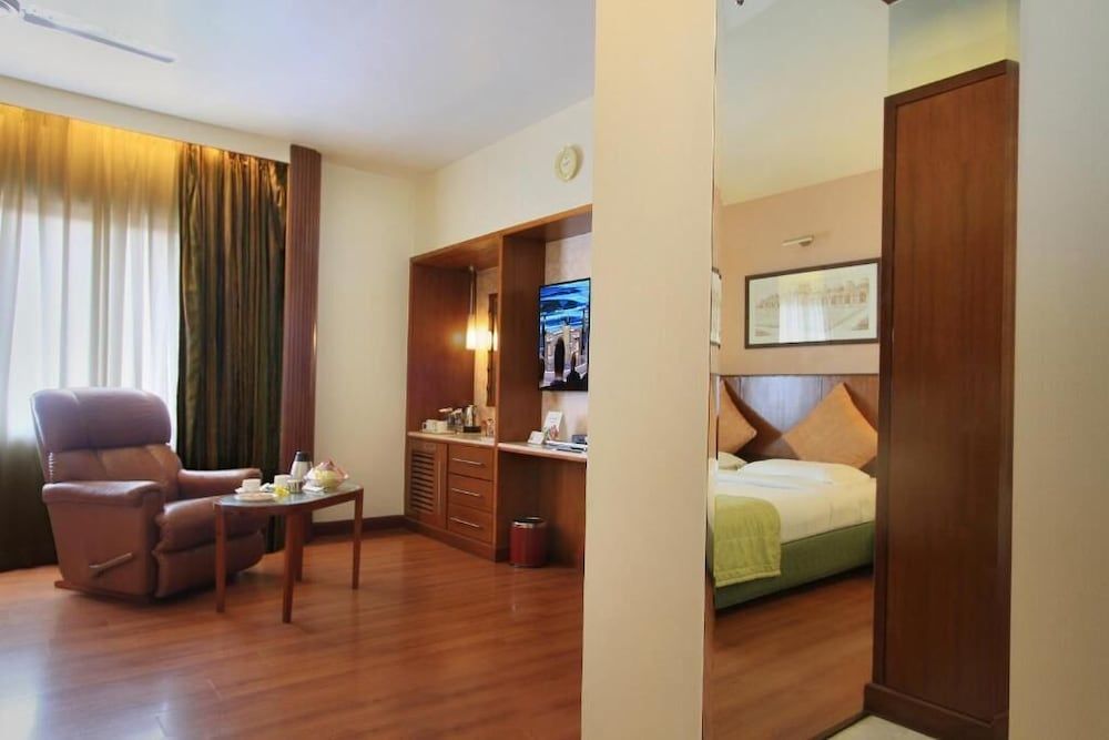 undefined La Sara Grand 10