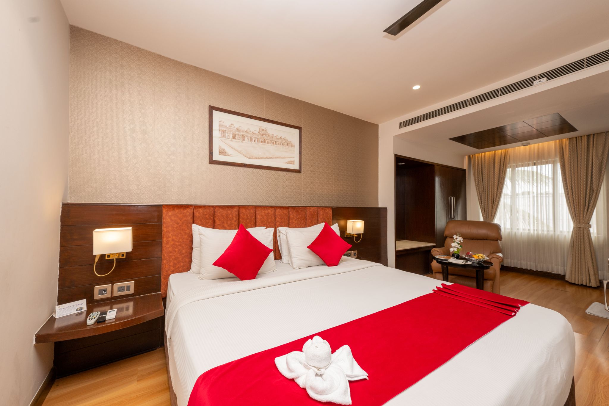 La Sara Grand Deluxe Room 4