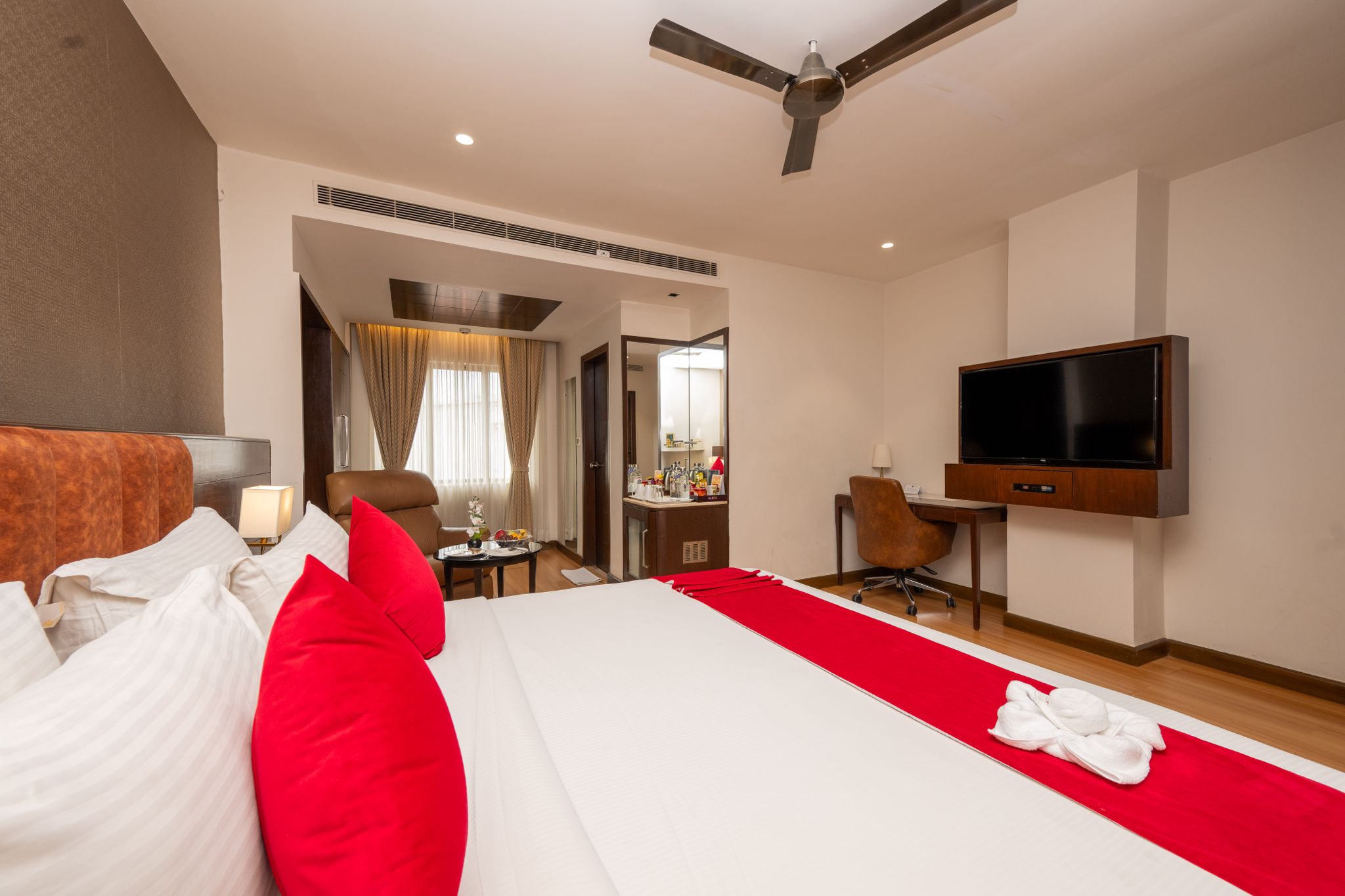 La Sara Grand Deluxe Room 7