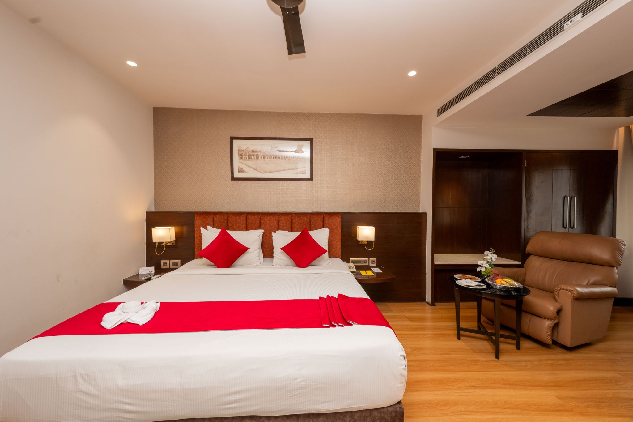 La Sara Grand Deluxe Room 5