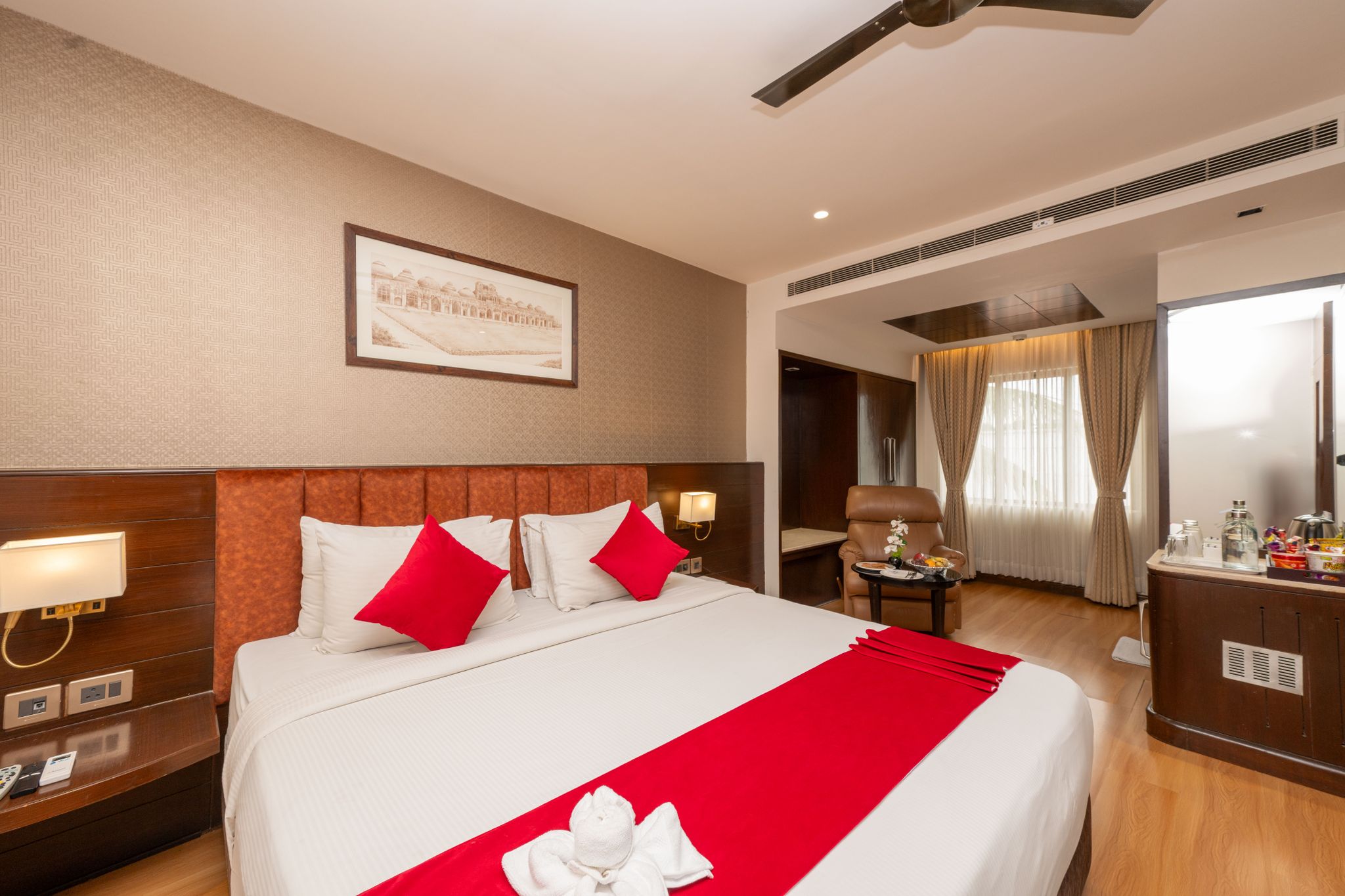 La Sara Grand Deluxe Room 6