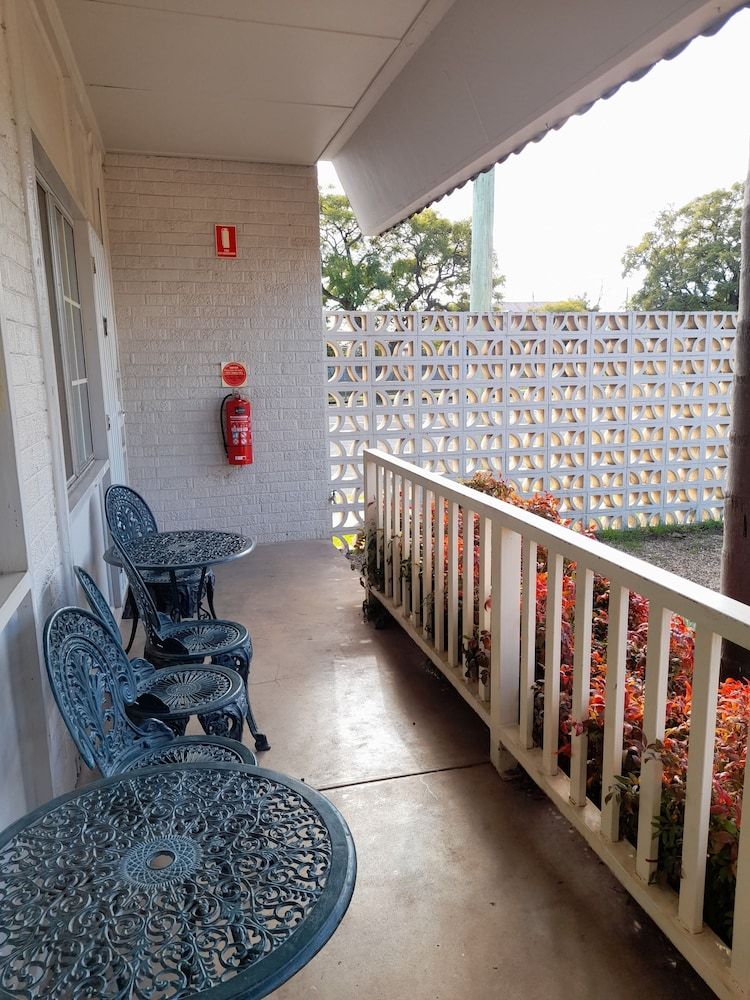 Aromet Motor Inn Economy Room, Multiple Beds 8