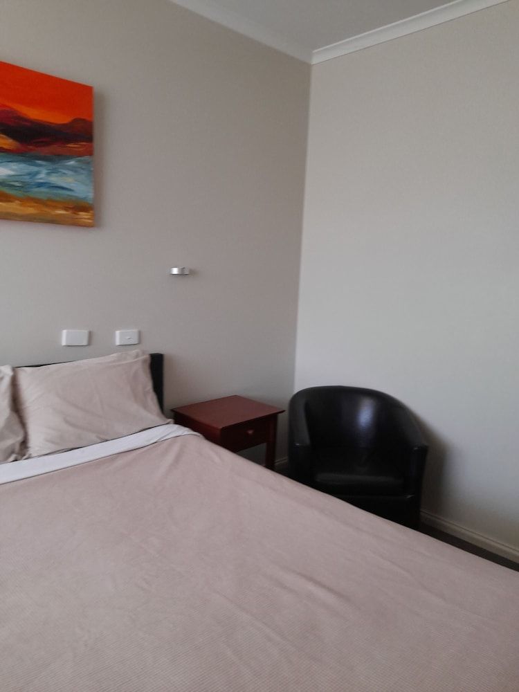 Aromet Motor Inn Deluxe Queen Room 4